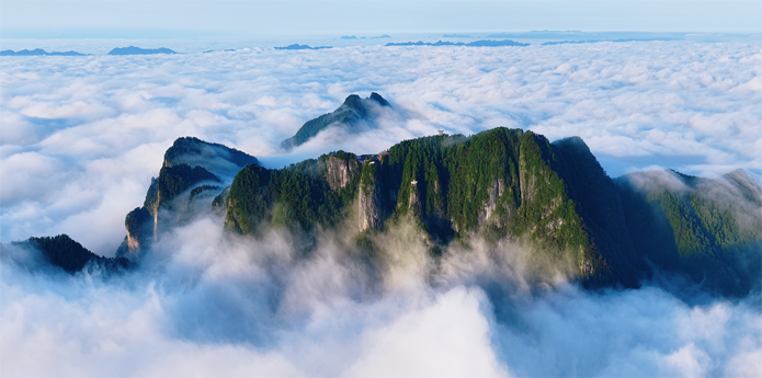 天竺山云海翻涌，仙雾漫山迎客来